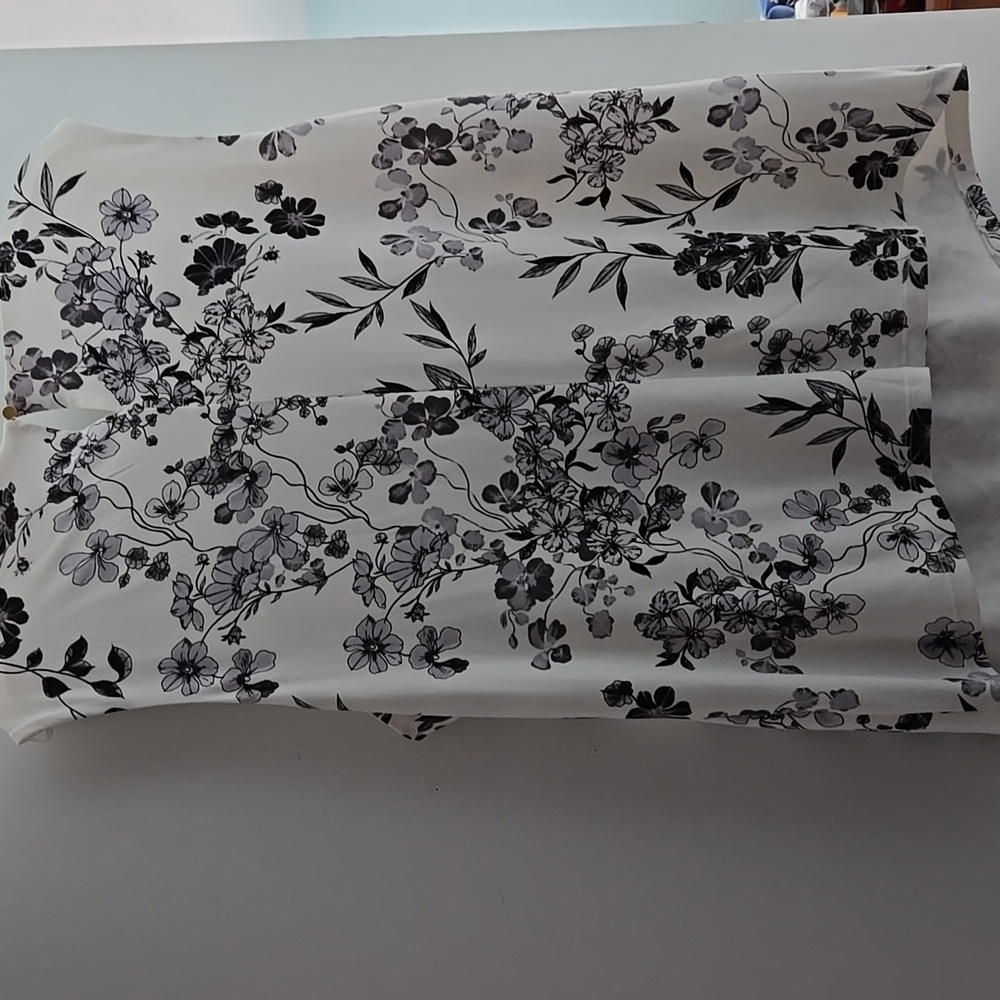 Calvin Klein Women's Floral Sleeveless Top - Black and White - Picture 5 of 6